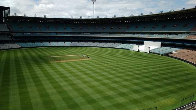 背后默默地 背后默默地
